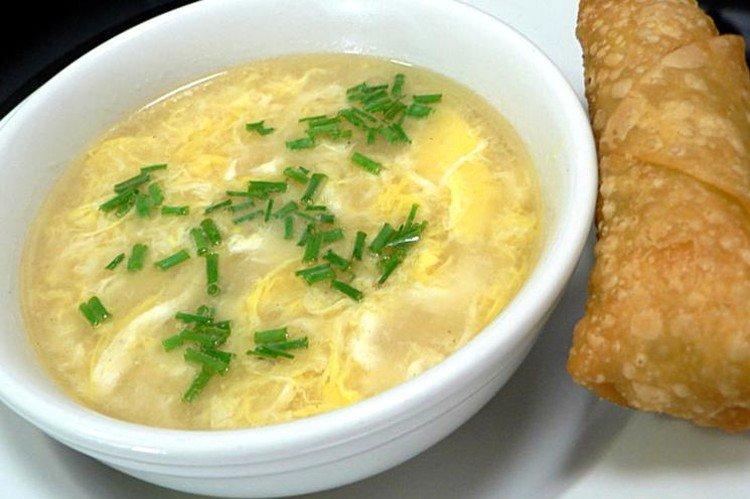 Sopa con fideos y huevo