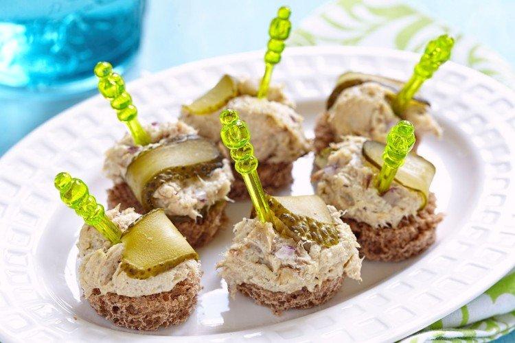 Kanapees mit Thunfisch aus der Dose