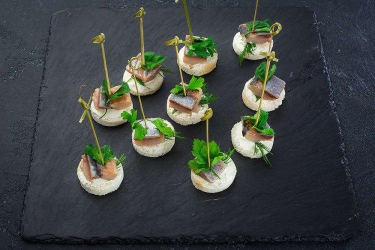 Kanapees mit Hering und Apfel