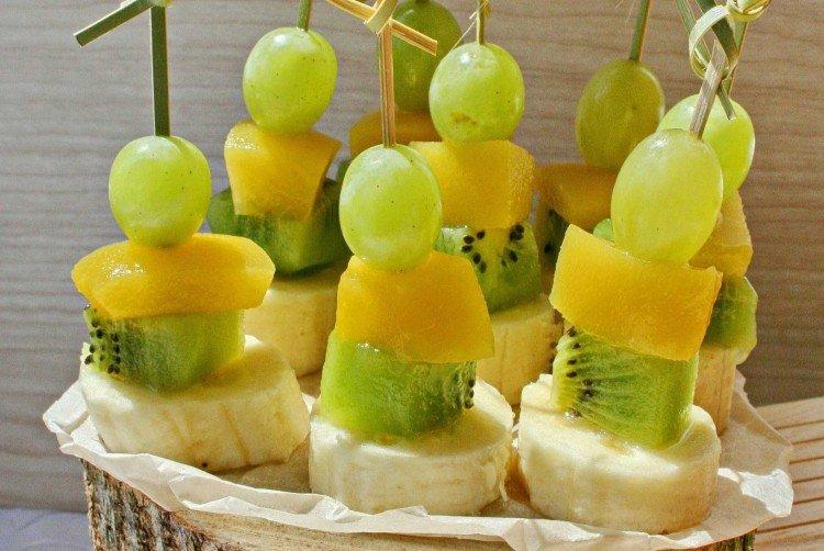 Frucht-Kanapees auf Spießen
