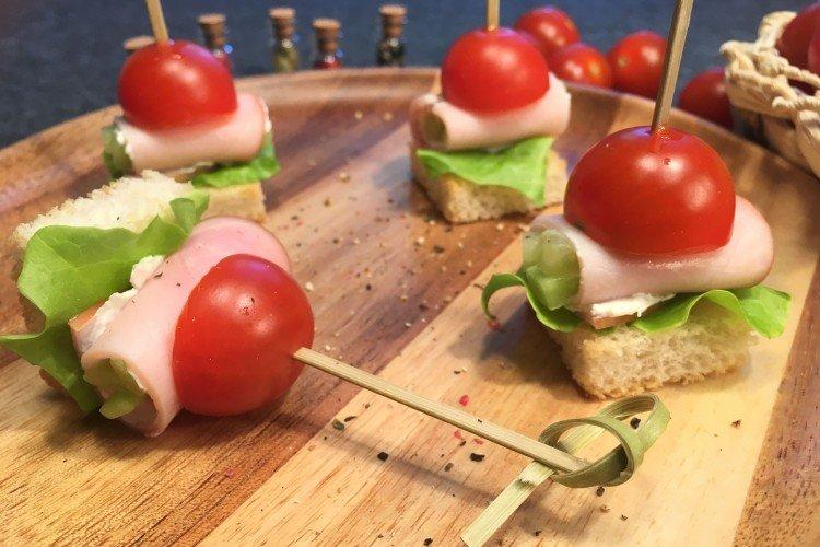 Kanapees mit Schinken und Tomaten