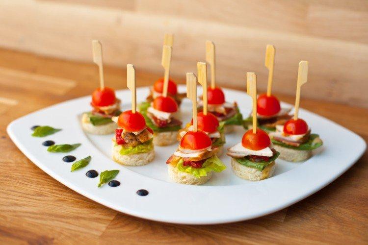 Kanapees mit Hähnchen auf Spießen