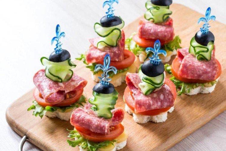 Kanapees mit Wurst und Käse