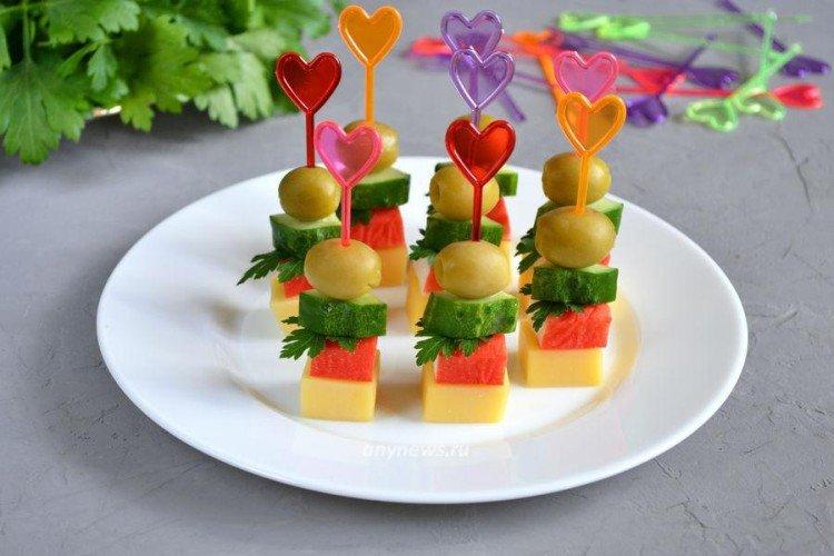 Kanapees mit Krabbenstäbchen