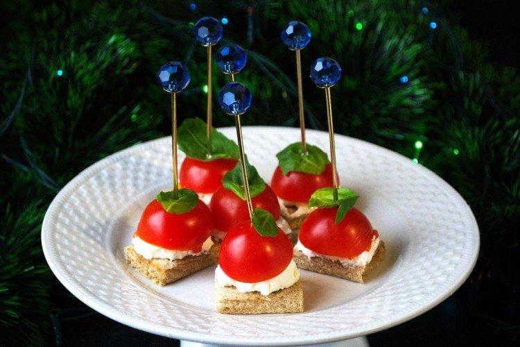 Kanapees mit jungen Kartoffeln