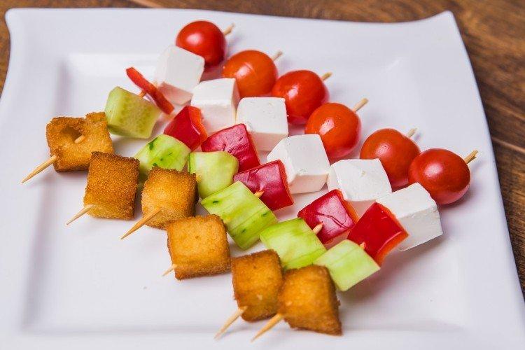Kanapees mit Käse und Paprika