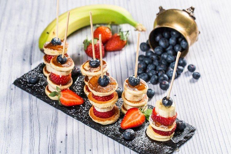 Kanapees mit Banane und Schlagsahne