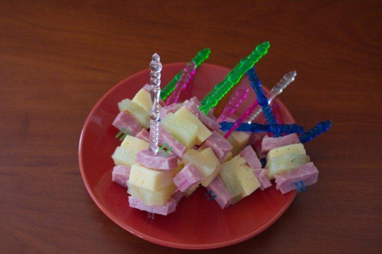Kanapees mit Schinken und Ananas