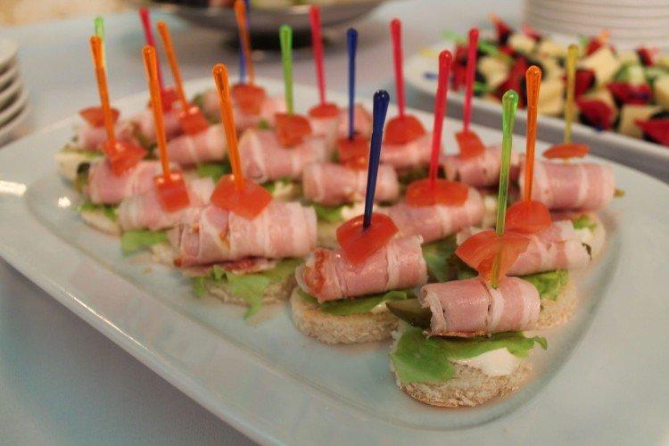Kanapees mit Speck und Käse auf Spießen