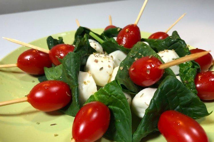 Kanapees mit Käse und Muscheln