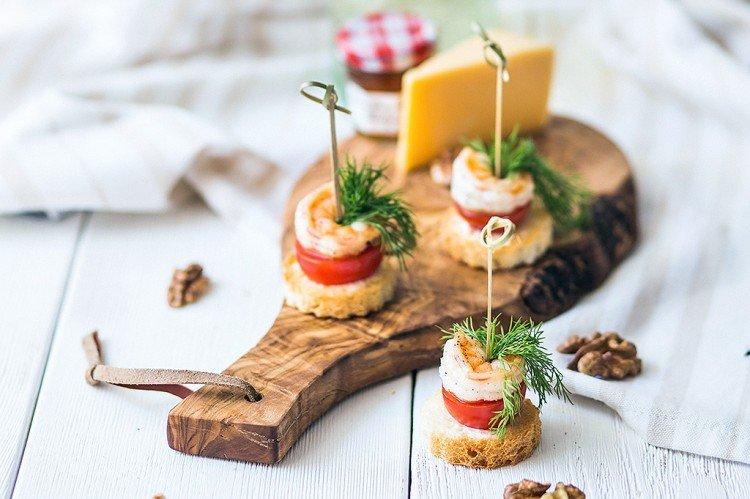 Kanapees mit Garnelen auf Spießen