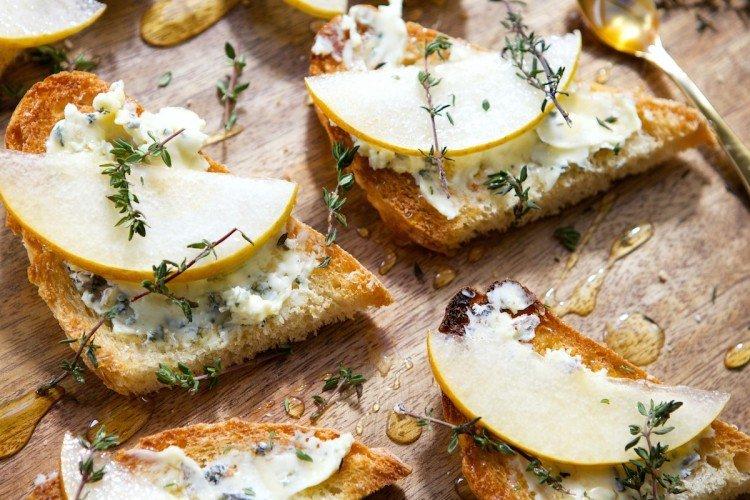 Toasts with Pear and Gorgonzola