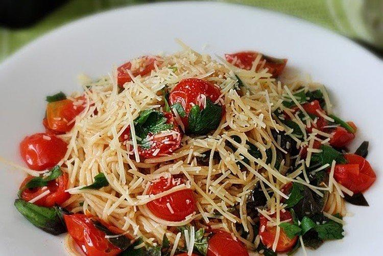 Funchosa con tomates cherry y albahaca