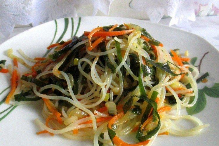Funchosa con verduras y algas marinas