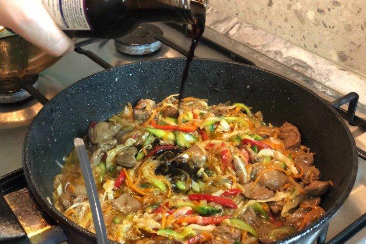 Funchosa con verduras y corazones de pollo