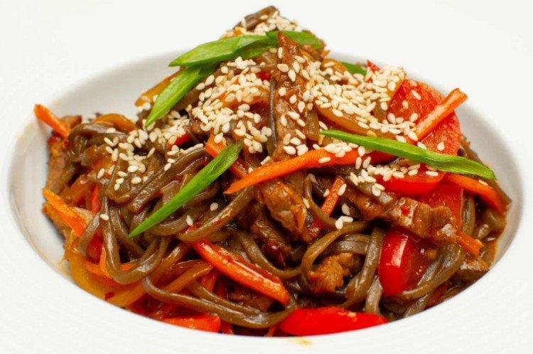 Funchosa con ternera y verduras en zumo de tomate