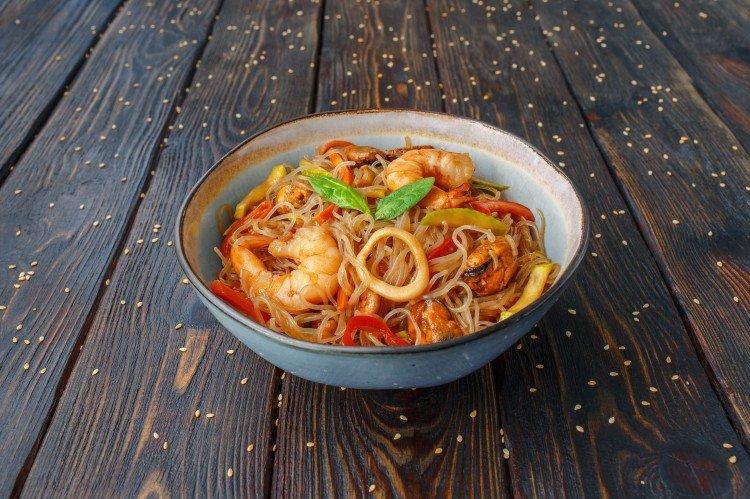 Funchosa con mariscos y verduras