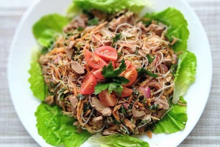Warmer Salat mit Funchoza und Hühnerleber
