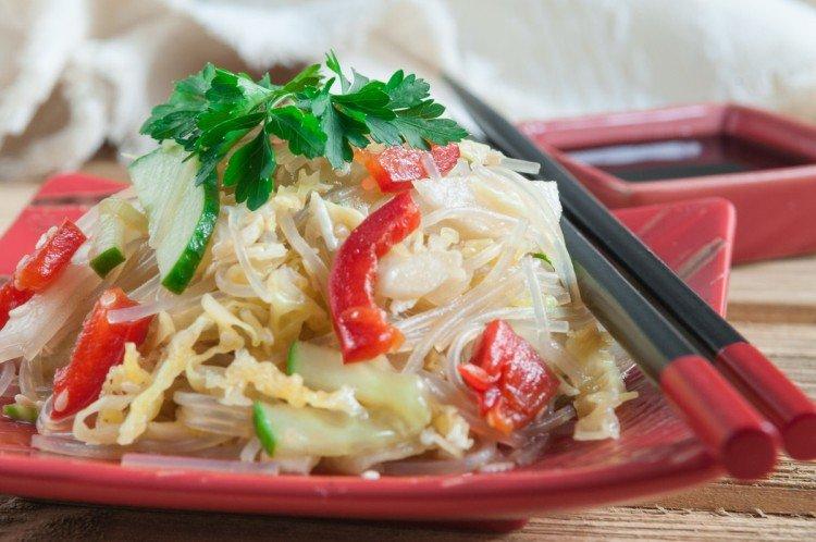 Salat mit Funchoza, Rettich und Kohl