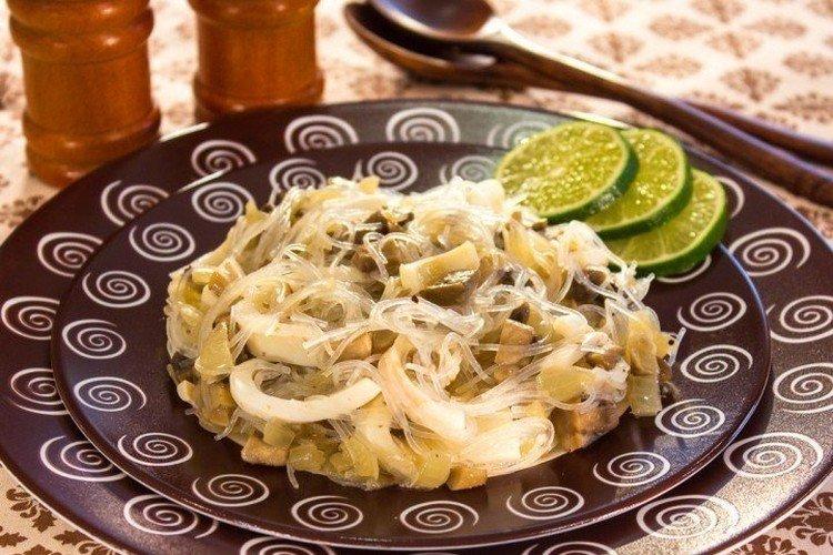 Salat mit Funchoza und Tintenfisch
