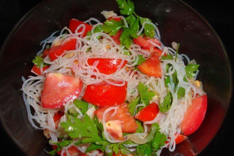 Salat mit Funchoza, Tomaten und frischen Pilzen