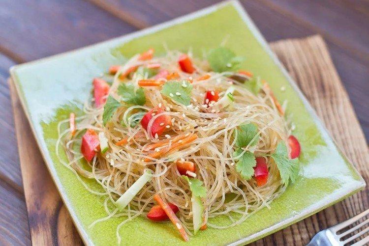 Salat mit Funchoza und Thunfisch