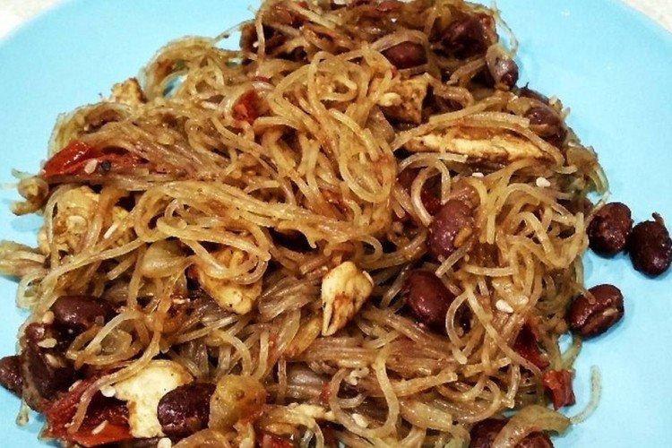 Salat mit Funchoza und Bohnen