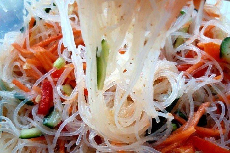 Salat mit Funchoza und Rotfisch