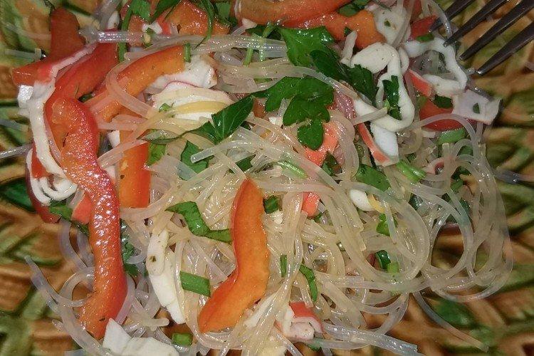 Salat mit Funchoza und Krabbenstäbchen