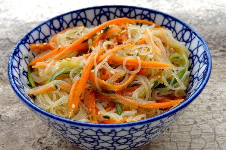 Salat mit Funchoza und Radieschen