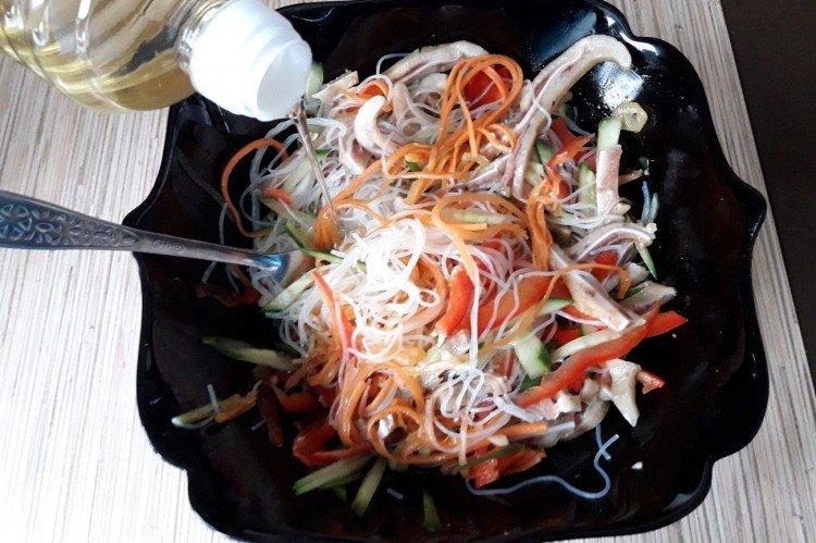 Salat mit Funchoza und Schinken