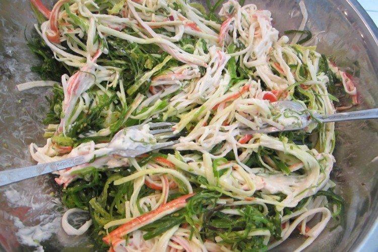 Salat mit Funchoza und Käse