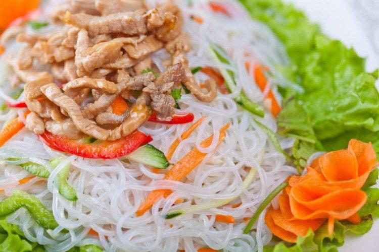 Salat mit Funchoza und Schweinefleisch