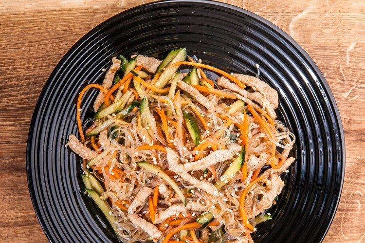 Salat mit Funchoza und Eierpfannkuchen