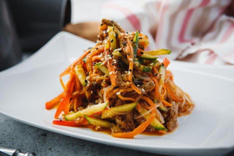 Salat mit Funchoza und Rindfleisch