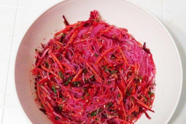 Salat mit Funchoza und Roter Bete
