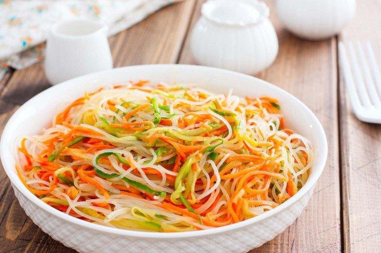 Funchoza-Salat nach koreanischer Art