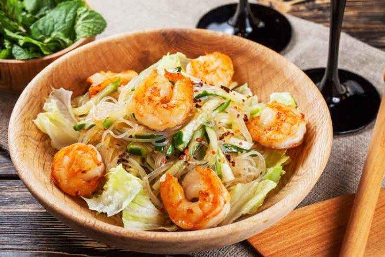 Salat mit Funchoza und Garnelen