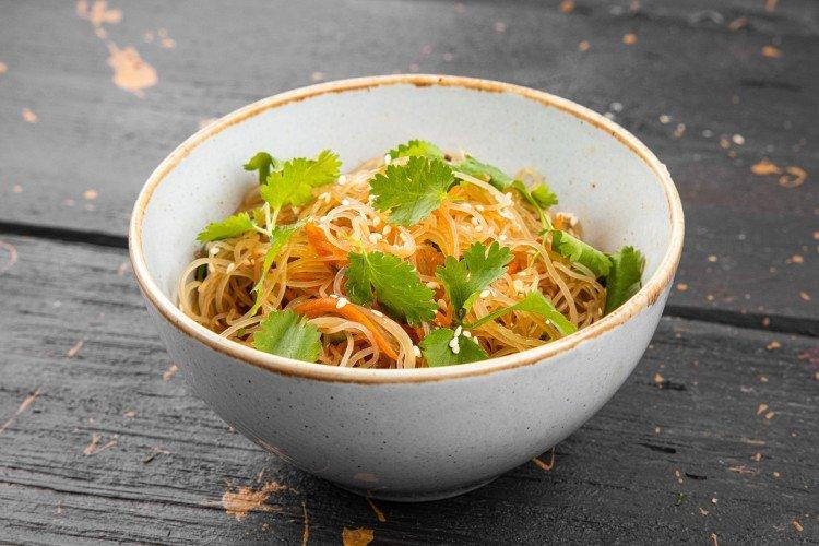 Salat mit Funchoza und Quinoa