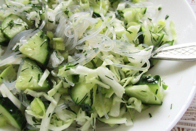 Grüner Salat mit Funchoza