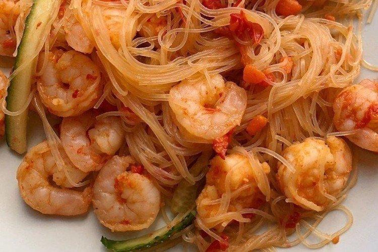 Funchosa con camarones en salsa de tomate