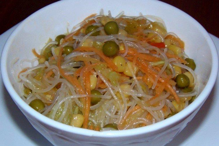 Funchosa con camarones y guisantes