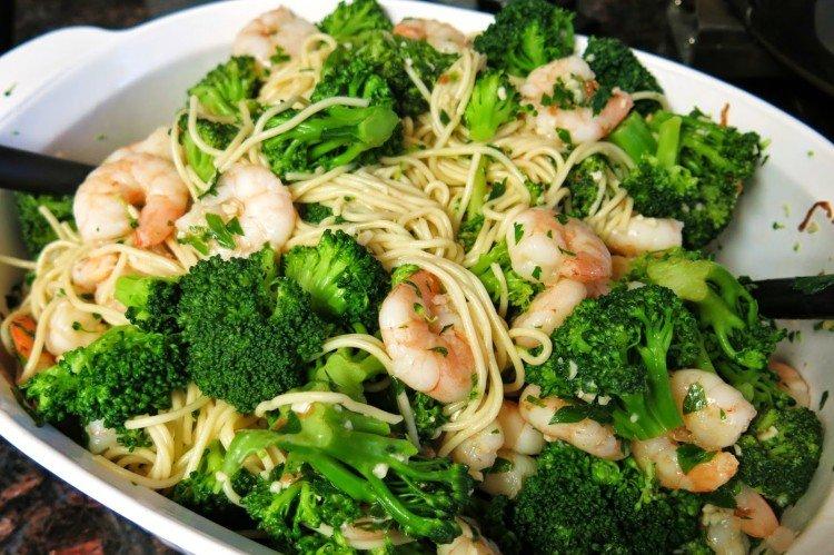 Funchosa con camarones y brócoli