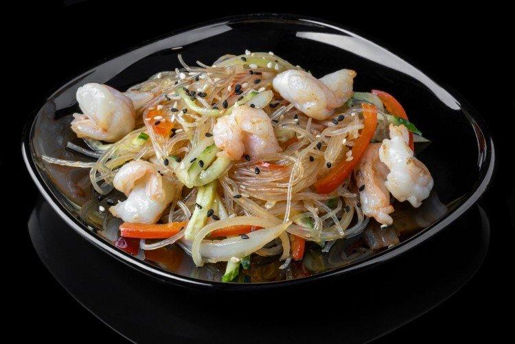 Funchosa con camarones en salsa de soja