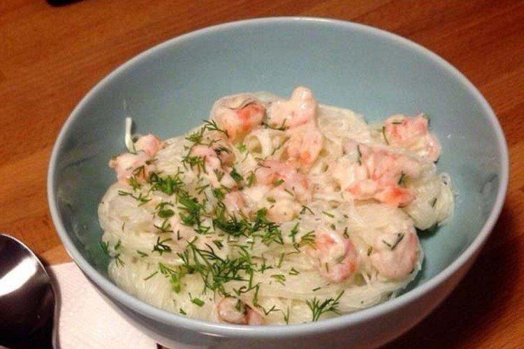 Funchosa con camarones en salsa cremosa