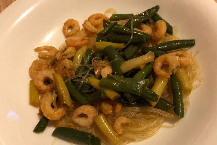 Funchosa con camarones y judías verdes