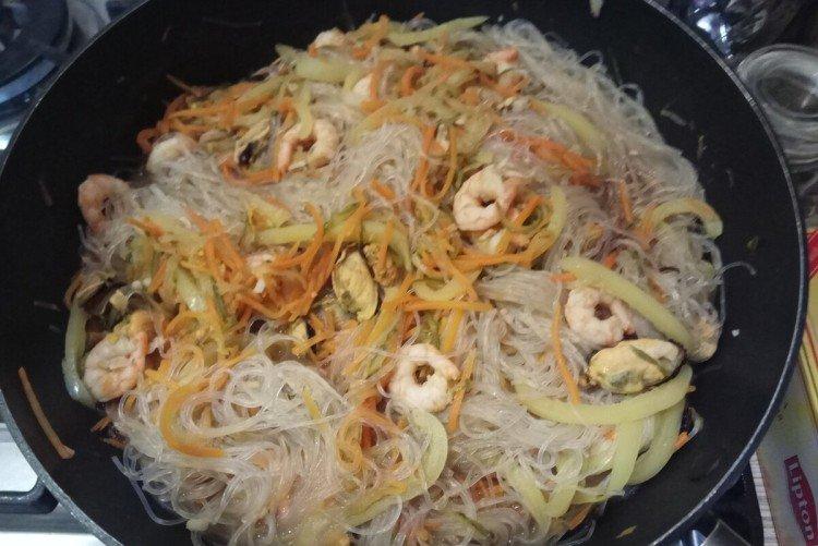 Funchosa con camarones y mejillones