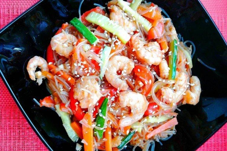 Funchosa con camarones y pepinos