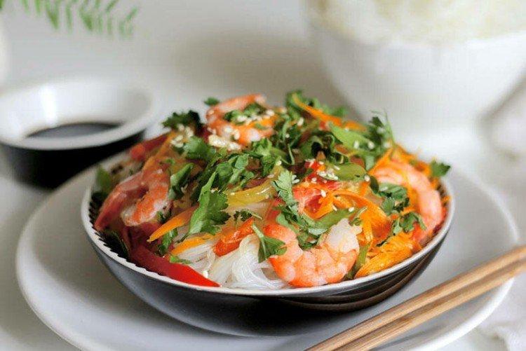 Funchosa con camarones y espinacas