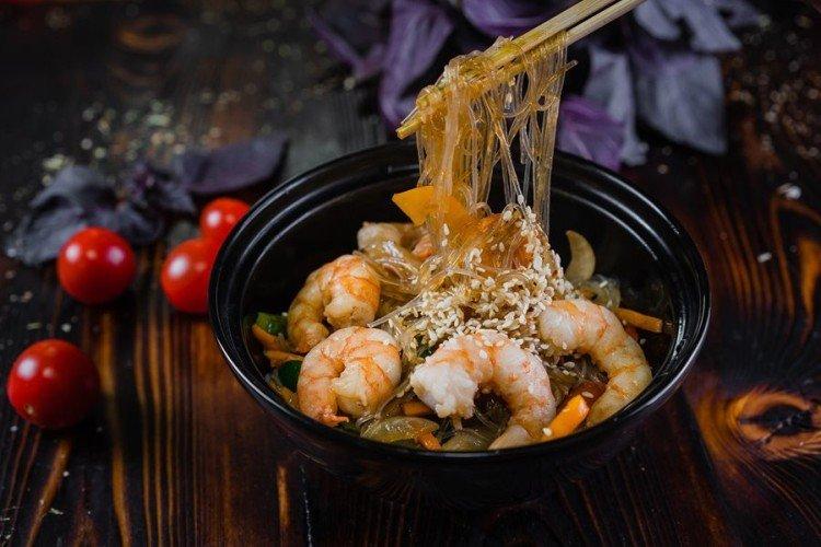 Funchosa con camarones y piña